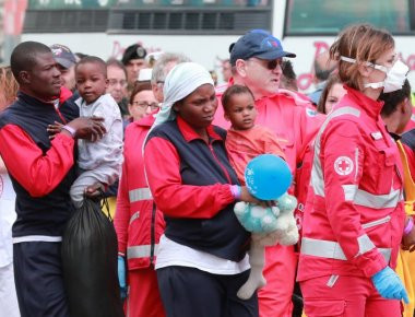 Πλοίο της ΜΚΟ με μετανάστες στην Νάπολη (φωτό)